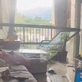 落地窗遭吹垮了