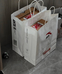七百买了两双运动鞋,心里不太平静……