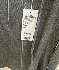 伊芙丽衣服真的贵得很!一件薄外套材质也一般,吊牌一看上千