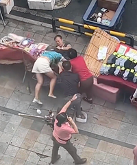 老人在店外摆摊修鞋被打