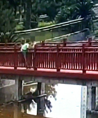 5岁男孩被8岁男孩抱越栏杆,掰开手臂推进河里