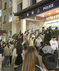 派出所凌晨3点还有游客打卡拍照