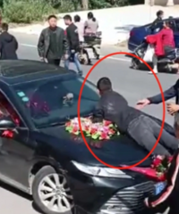 哥嫂要18万彩礼未果,爬车阻拦?