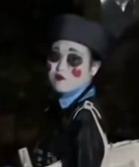 一女子半夜扮僵尸吓坏小区邻居?