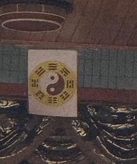 对面楼栋阳台挂八卦图对着我家阳台