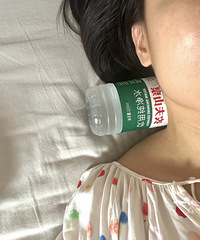 颈椎病发作的时候,试试这个方法,一个瓶子挽回一个脖子