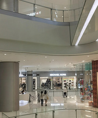 为什么商场里都是英文品牌的名字?是为了显高端吗?