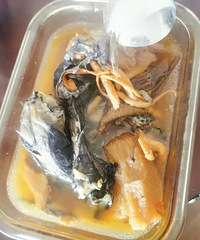 [����]һ����ס�ĺ��±������ˣ����ŷ���һ˫Ь�����ڵ���