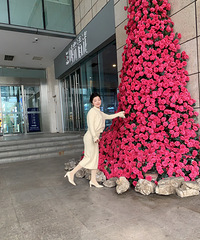 93年155CM的主持妹子征婚,希望对方90~88年