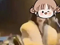 女子马路边直播被撞
