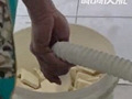 用公厕下水管洗豆腐