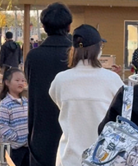 唐艺昕、张若昀陪女儿出游
