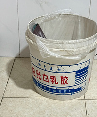 没苦硬吃?住几千万的房子,却拿油漆桶当垃圾桶使