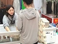 姐弟坠亡案母亲摆摊