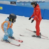 娃好轻松就学会了滑雪