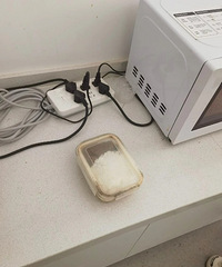 不小心看到了同事的饭盒盖子,怎么会这么邋遢啊