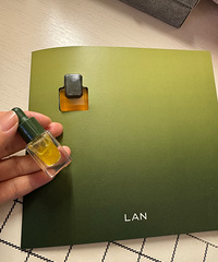 买了风很大的面膜来试,没想到混油皮用起来也很舒服!