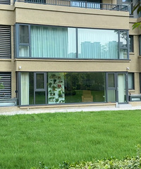 一楼这家人在阳台开了个门,直接把公区当自家花园