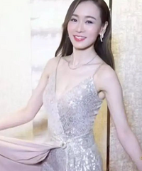 杨思琦凌晨仍在直播赚钱