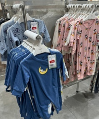 这家的衣服只适合小童,大点的娃儿选不出来没人逛