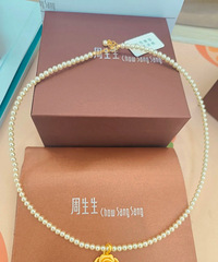 珍珠搭配周生生花朵金吊坠没想到美得这么震撼,我不舍得送人了!