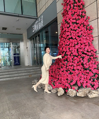 93年155CM的主持妹子征婚,希望对方工作稳定