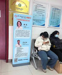 人满为患,医院里坐满来看“学困”的孩子