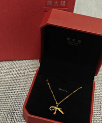 周大福新款蝴蝶结金项链,真的好好看,闪闪发光