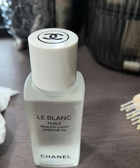 都说香奈儿这油有透亮皮肤的功能很维稳,我感觉还没得娇韵诗好用
