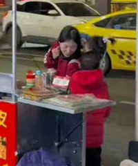 重庆28岁宝妈带俩娃摆摊