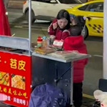 重庆宝妈带俩娃摆摊