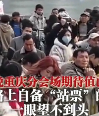 南滨路上好多自备站票的重庆人
