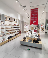热风女神节线下门店活动,全场鞋服包满299-60,特价商品也