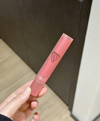 我的天哪,3CE这只唇釉真的是好看死了!好嫩
