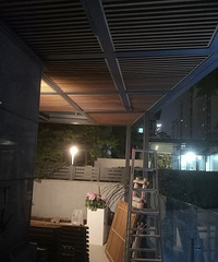 玻璃雨棚加上木格栅瞬间高级了很多