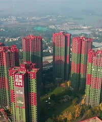成都的这个楼盘,审美很“独特”啊,红配绿还挺瘆人