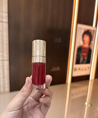 娇韵诗唇油性价比还挺高!上嘴挺润,自带颜色