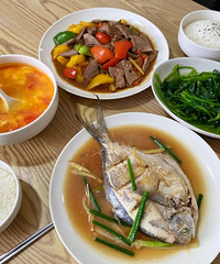 产妇自己带娃做月子餐
