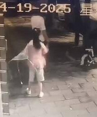 停小区门口电动车被偷,监控拍到…