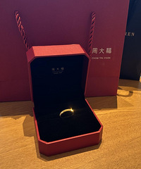 入手周大福水波纹金戒指,非常闪!