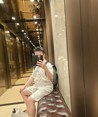 独坐在小区楼下泳池边,摆上电脑,开一瓶啤酒轻酌