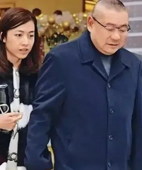 甘比:从娱记到女首富