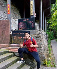 小小峨眉山轻松拿捏,夜爬10小时登顶,人生履历再次被刷新