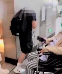 情侣占用无障碍卫生间