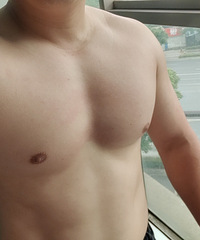 这是我一个41周岁男士,不控制饮食,撸铁三年练出来的身材