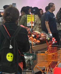 晚8点的打折超市,抢不过大爷大妈