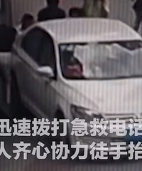 重庆街头,女子被卡众人徒手抬车救人