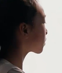 10岁乡村女孩向前奔跑追光