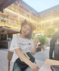 79年162CM的小姐姐征婚,喜欢旅游、美食、看电影和爬山
