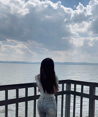 最近开始流行一种新型的结婚模式,不要彩礼不办洒席一切从简